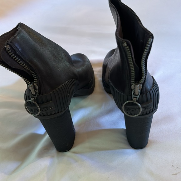 Sorel black leather stacked heeled weatherproof boots. Size 9 - Picture 4 of 5